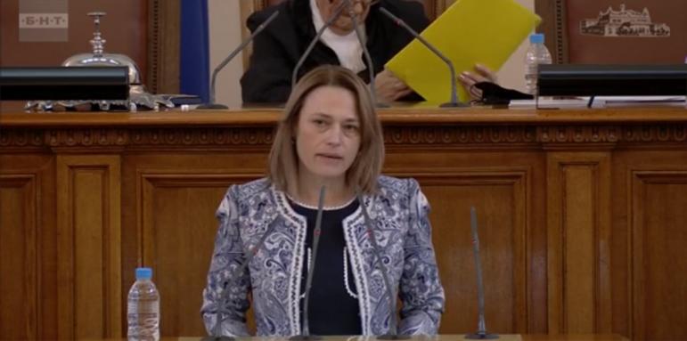 Ива Митева шеф на парламента. 163 депутати зад нея
